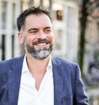 Professionele man in zakelijke jas buiten, sociaal en zelfverzekerd, portret.
