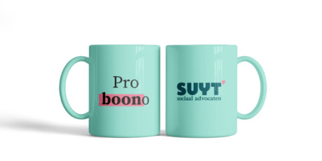 Pro bono en sociaal advocatenmok met Suyt logo op turquoise beker.