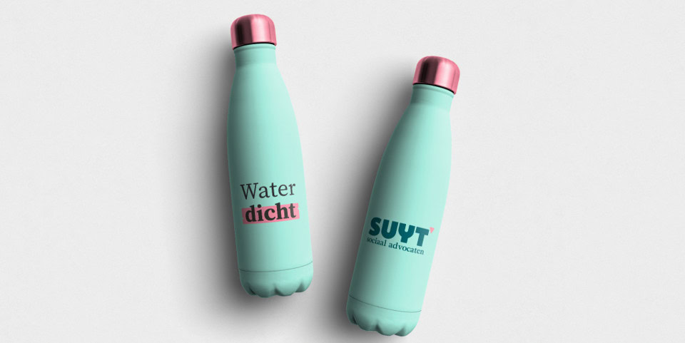 Waterfles met Suyt logo en roze deksel, milieuvriendelijk en herbruikbaar.