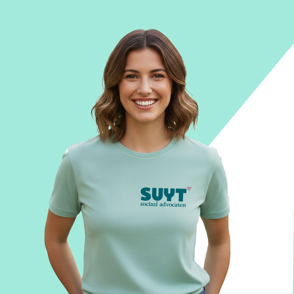 Zicht op lachende vrouw in SUYT T-shirt, sociaal advocaat, op lichte groene achtergrond.