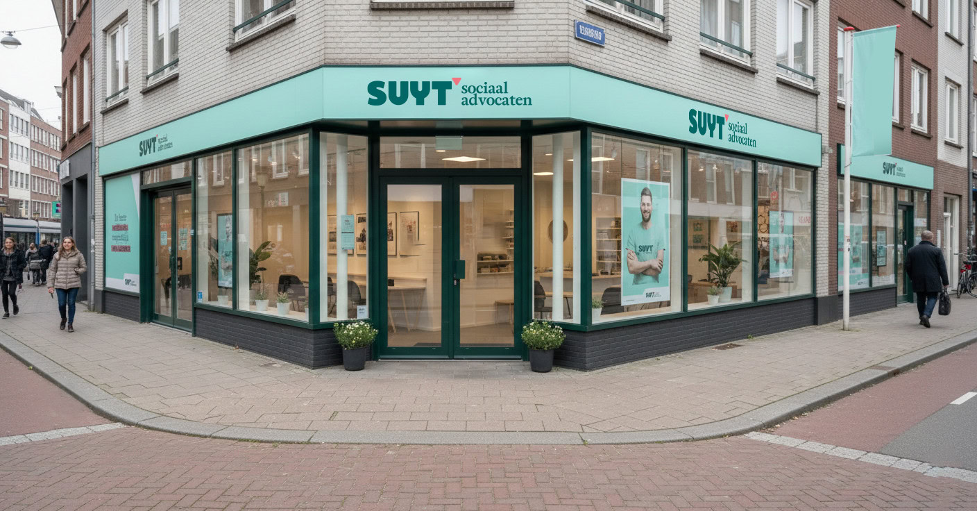 Huisstijl van Suyt Sociaal advocatenkantoor op een stadsplein, moderne gevel en ramen.